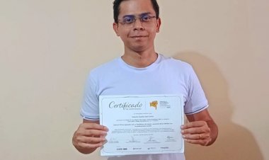 Junior Guedes do O Universitário Irecê recebe certificado de participação em prêmio de jornalismo