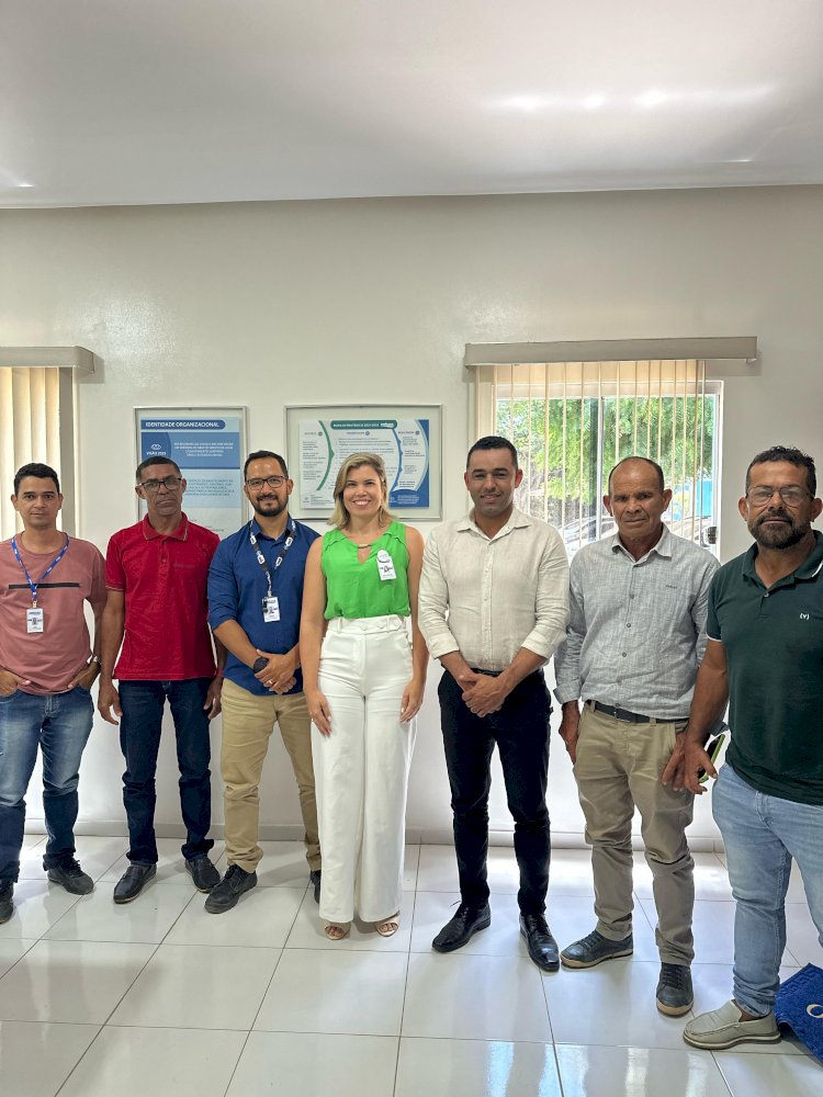 Prefeito de Mulungu do Morro Acácio Teles discute melhorias no abastecimento de água em reunião na Embasa