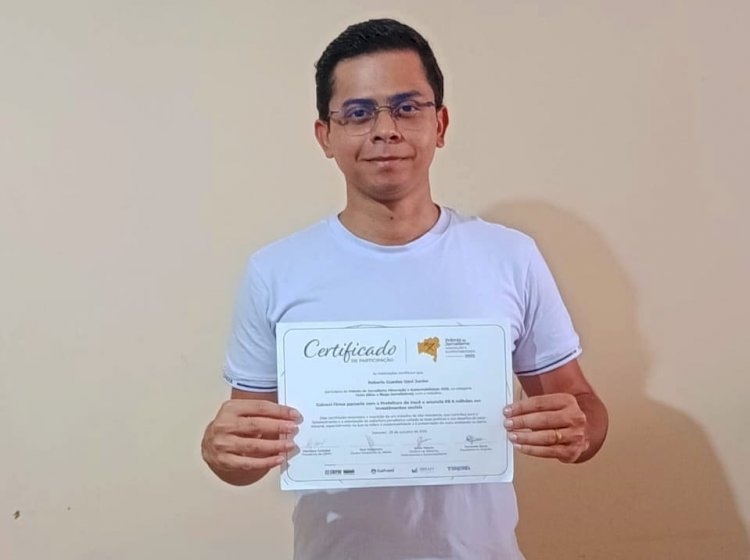 Junior Guedes do O Universitário Irecê recebe certificado de participação em prêmio de jornalismo