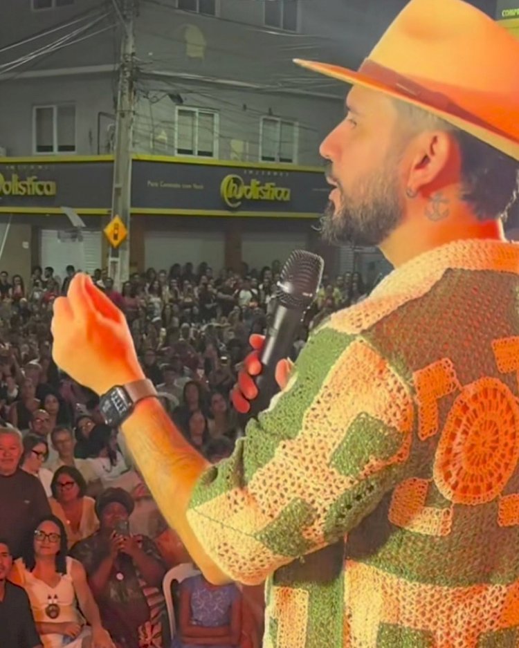 Praça de Irecê recebe grande público em noite literária com presença de Bráulio Bessa